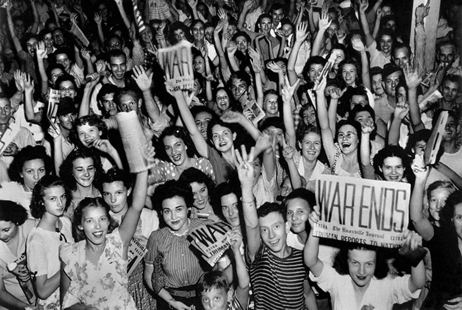 Жители Ок-Ридж в американском штате Теннесси отмечают победу над Японией. 