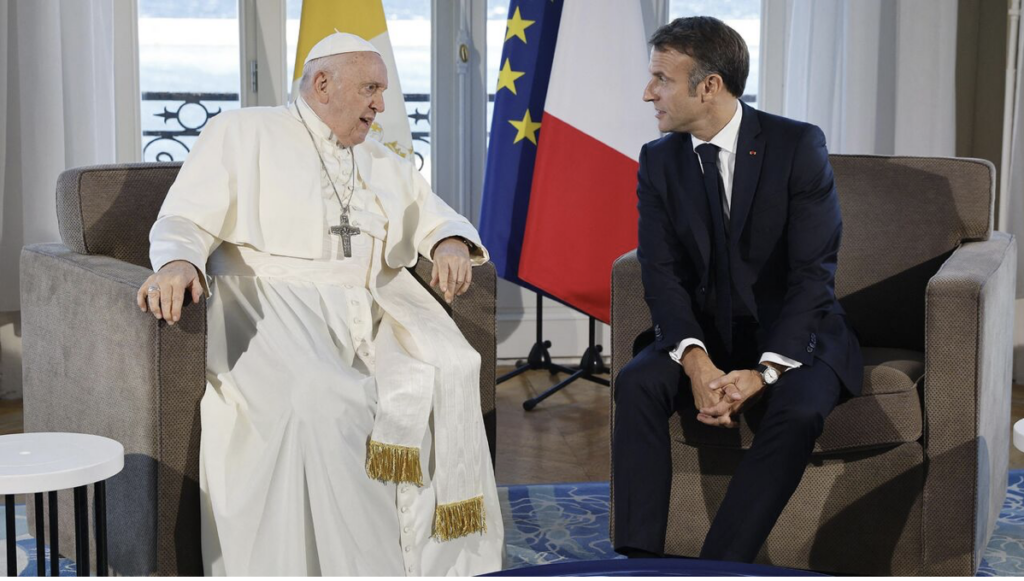 Папа Франциск и президент Франции Эмманюэль Макрон 