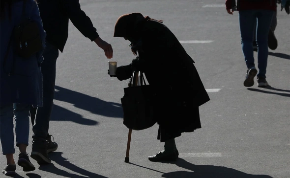 Женщина просит милостыню. Фото: Сергей Коньков - ТАСС